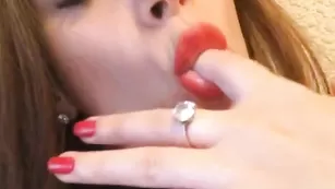 Брюнеточка merrybaby страстно мастурбирует