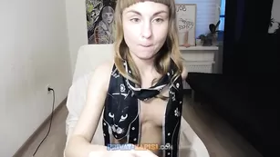 Стройная леди riderkelly ласкает фаллос гландами