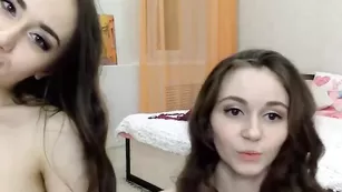 Стройные леди uniquemilana играют с секс игрушками