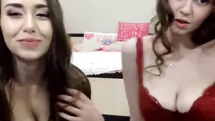 Стройные леди uniquemilana играют с секс игрушками