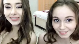 Стройные леди uniquemilana играют с секс игрушками