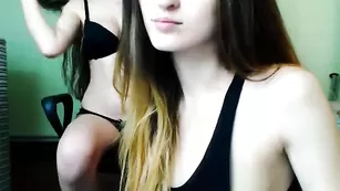 Страстные cyndi_cici развлекаются с вибратором