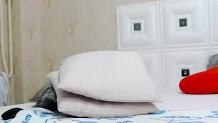 marykiss11 трахает пилотку пальчиками и вибратором