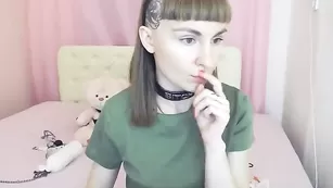 Грязная сучка riderkelly трахает себя во все дырочки