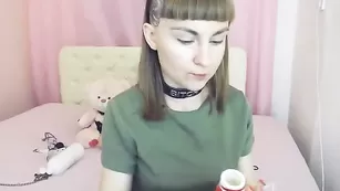 Грязная сучка riderkelly трахает себя во все дырочки