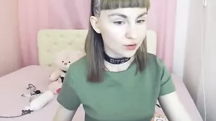 Грязная сучка riderkelly трахает себя во все дырочки