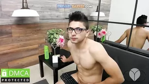 Молодая пара maxandariana ласкаются языками, она берет жестко в рот