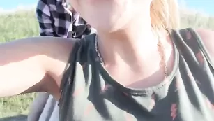 Лесбиянки lettali развлекаются в поле