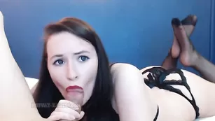 Сексуальная модель Kalee_ отсасывает хуй