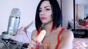 ASMR_LOVE играется с дилдо,сосет его