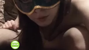 Девочка в маске Niko-Ni сосет хуй