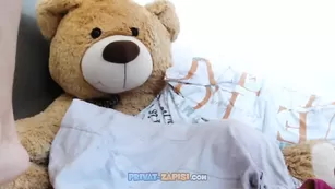vikikinkygirl ласкает обе дырочки страстно
