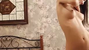 natalinaxxx ласкает стройное тело