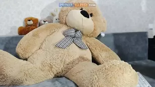 Молодая девочка теребит клитор omg_hv