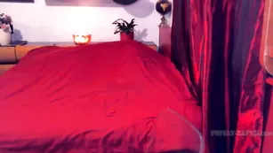 Staceyryder снимает лифон, сосет фалос