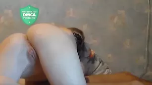 Девочка в маске отсасывает хуй Sweet-pussy23