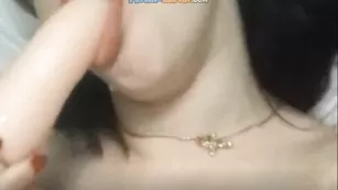 Горячая Noeelly сосет дилдо и мастурбирует киску