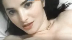 Горячая Noeelly сосет дилдо и мастурбирует киску