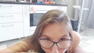 Красотка в чулках ублажает хахаля Emilia98xxx