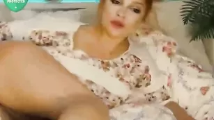 _A_D_E_L_ с телом в масле ласкает киску, облизывает ножки