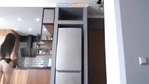 BeautifulSofa ласкает гладко выбритую киску секс игрушками