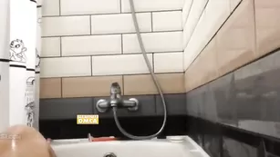 Грудастая красавица расслабляется в ванной sofabeautiful