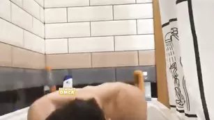 Грудастая красавица расслабляется в ванной sofabeautiful