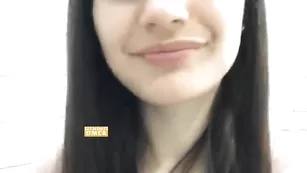 Грудастая малышка BeautifulSofa играет с резиновым хуем