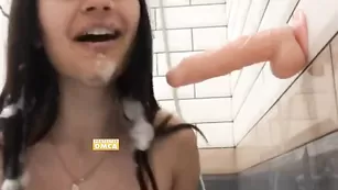 Грудастая малышка BeautifulSofa играет с резиновым хуем