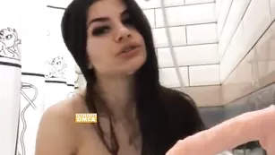 Грудастая малышка BeautifulSofa играет с резиновым хуем