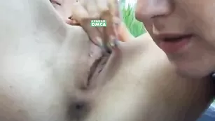 SEX-THREESOME развлекаются на природе, лаская киски друг друга