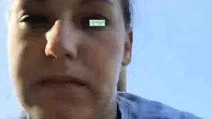 SEX-THREESOME развлекаются на природе, лаская киски друг друга