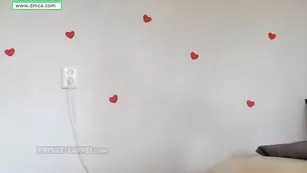 Рыжая MissAlice96 трахает киску большим дилдо