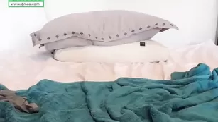 Рыжая MissAlice96 трахает киску большим дилдо