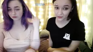 Lemongossa две молоденькие малышки играют с анальной пробкой