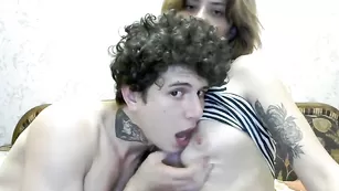 Татуированная сучка marybomb отсасывает член