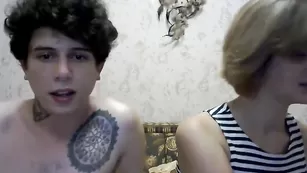 Татуированная сучка marybomb отсасывает член