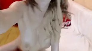 Восхитительная блондинка alinna эротично позирует голая