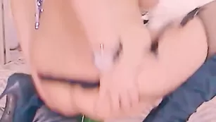 000maryxxx ненасытная блонда жестко трахает себя во все щели