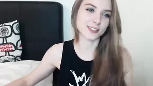 Грудастая малышка WonderWoman21 дрочит пилотку на кровати