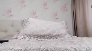 KoT_XXX_KisA блондинка в маске дрочит пилотку