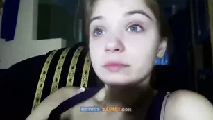 AliceGas малышка делает домашний минет