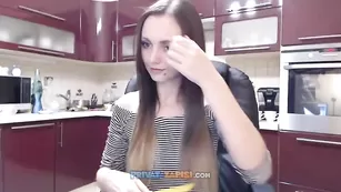 Изящная малышка NastyaKroleva ласкает пальчиками клитор