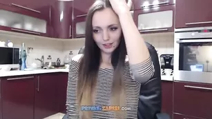 Изящная малышка NastyaKroleva ласкает пальчиками клитор