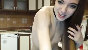 Сладкая малышка Foxy-Slut дрочит с большими дилдо