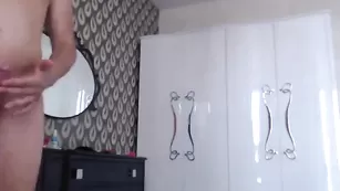 Милая сучка thehotsexxx трахается в очко