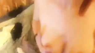 Рыжая шлюшка YugiSweett сосет хуй