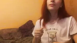 Рыжая шлюшка YugiSweett сосет хуй