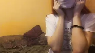 Рыжая шлюшка YugiSweett сосет хуй