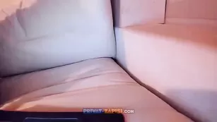 SexySabotage эротично позирует перед камерой